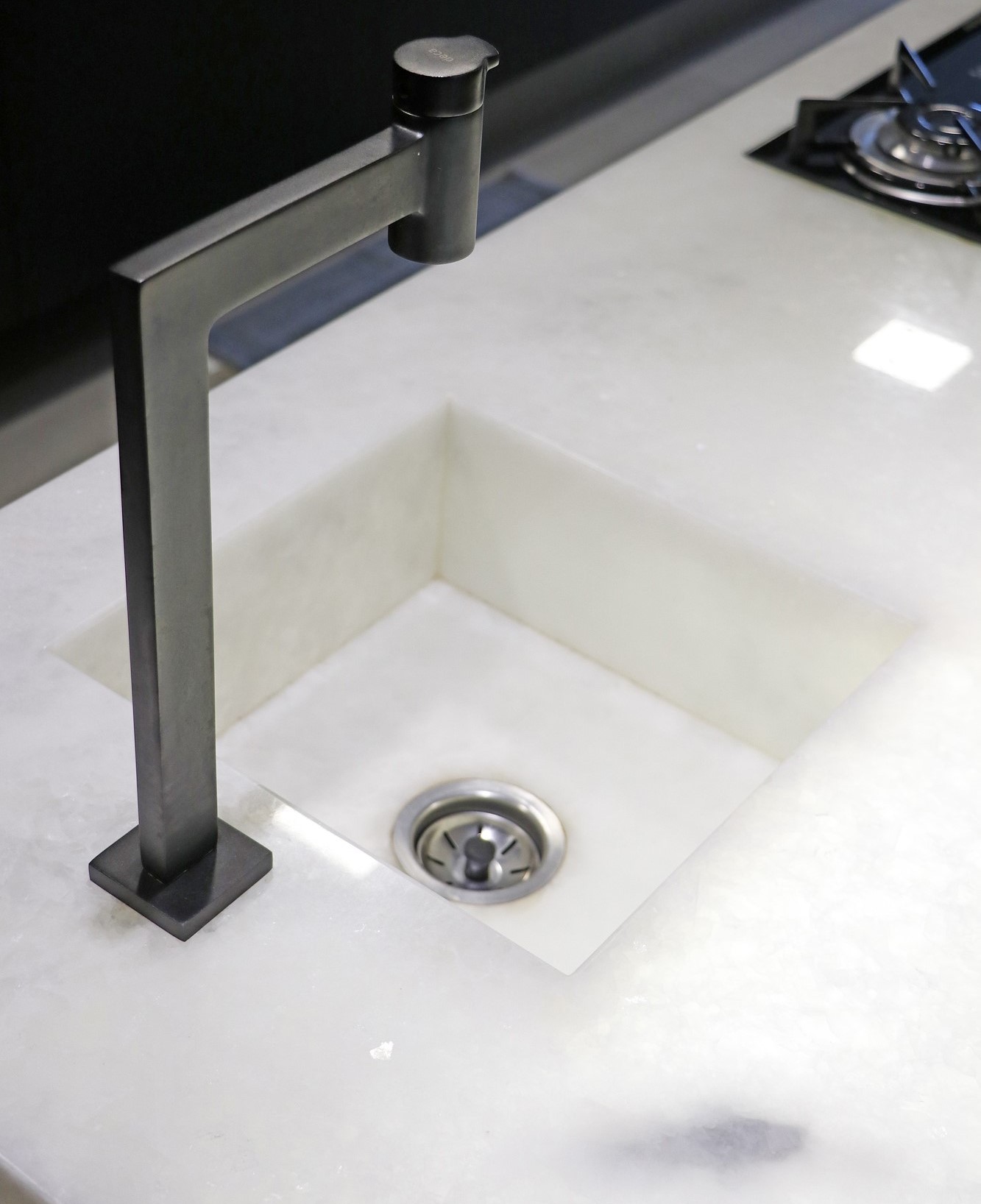 ilha em marmore translucido branco